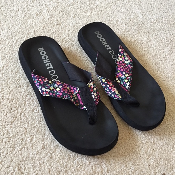 rocket dog black flip flops